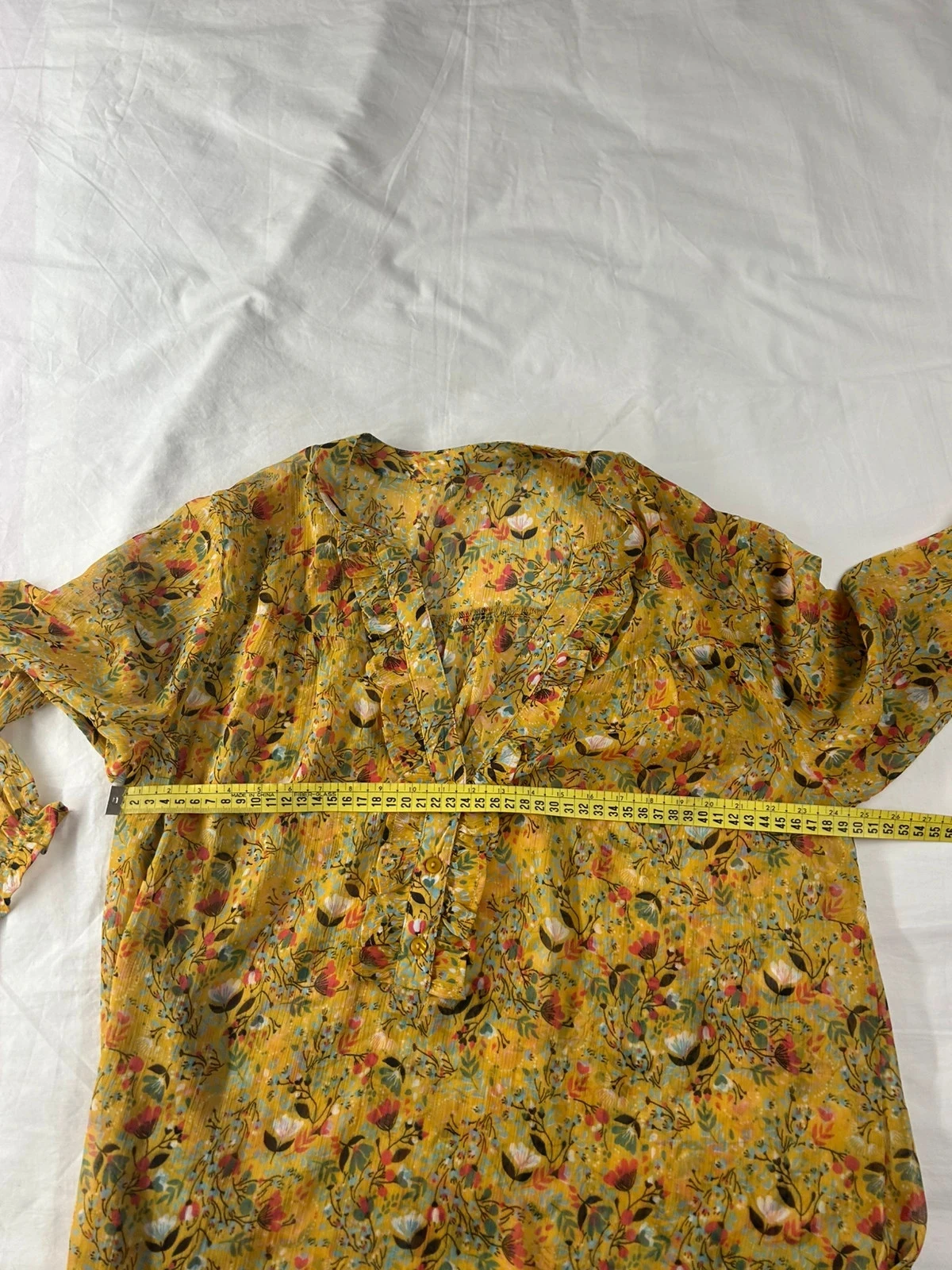 Gele mosterd blouse met lange mouwen en vintage patroon met transparant effect en kant – photo 9